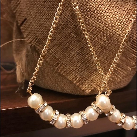 Wow! These are faux pearl and gold earrings - Picture 5 of 6